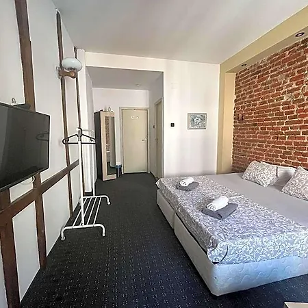 Hostel Vel House *